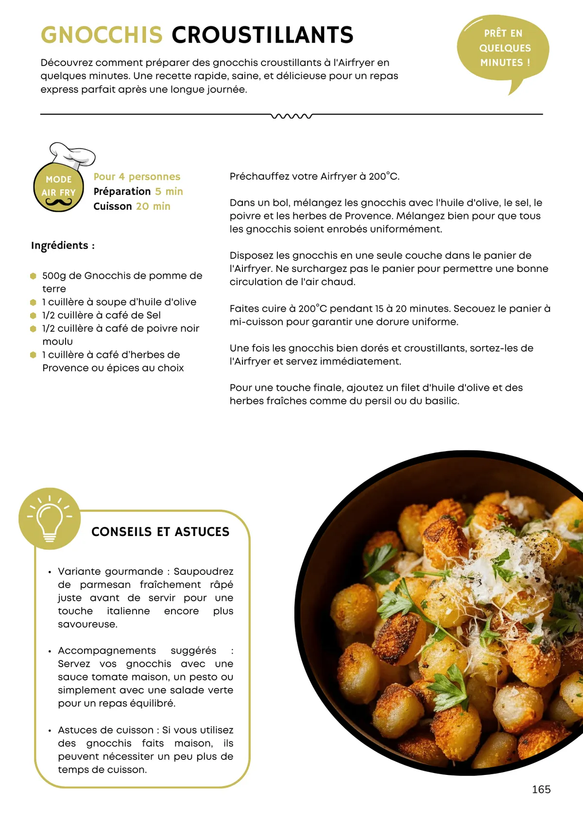 Une friteuse à air chaud ouverte sur un plan de travail en bois avec des muffins dorés à l'intérieur et un carnet de recettes posé à côté